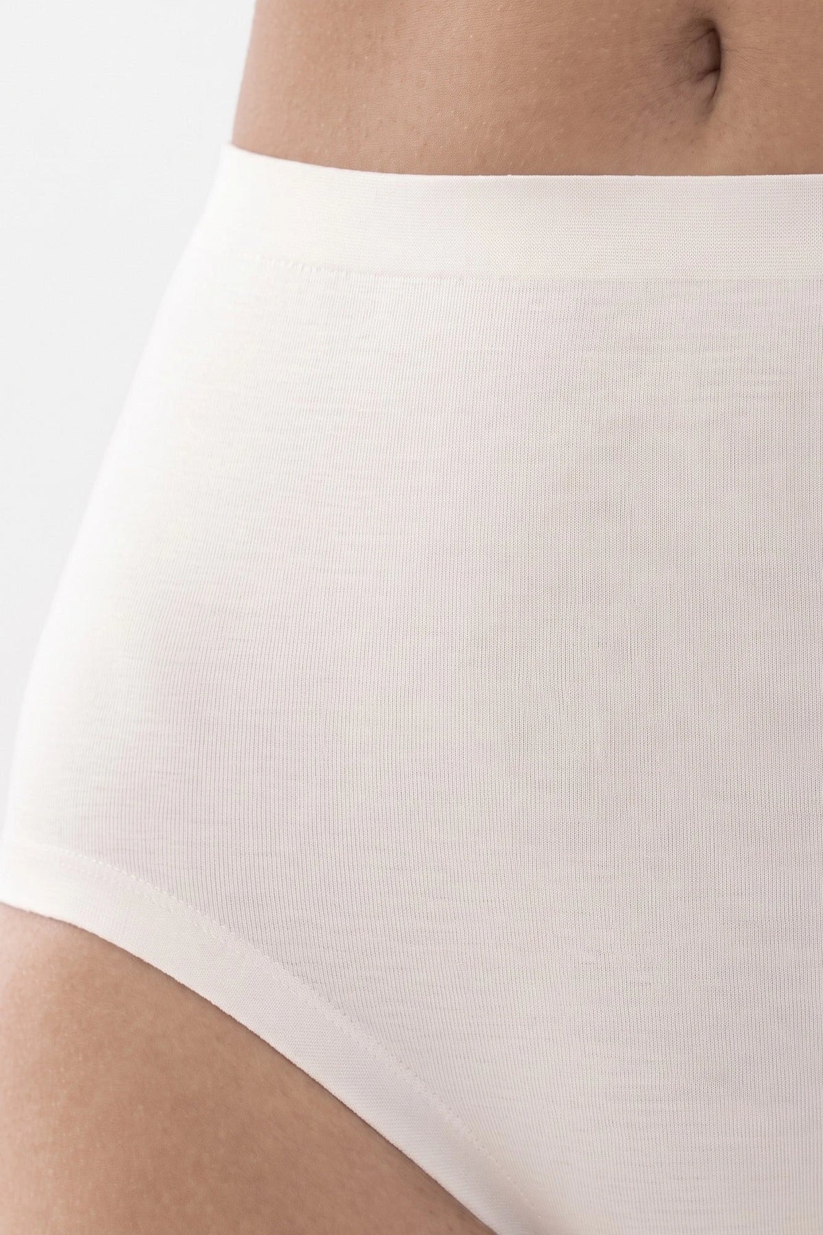 Wit | voor | Vooraanzicht op model, wit, tweede foto – Mey Natural naadloze dames taille slip - Invisible