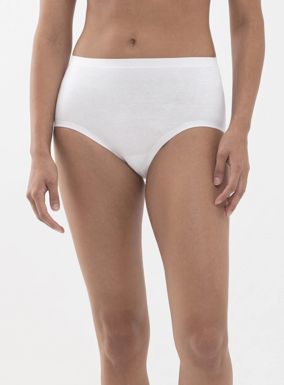 Wit | voor | Vooraanzicht op model met top, wit – Mey Natural naadloze dames taille slip - Invisible