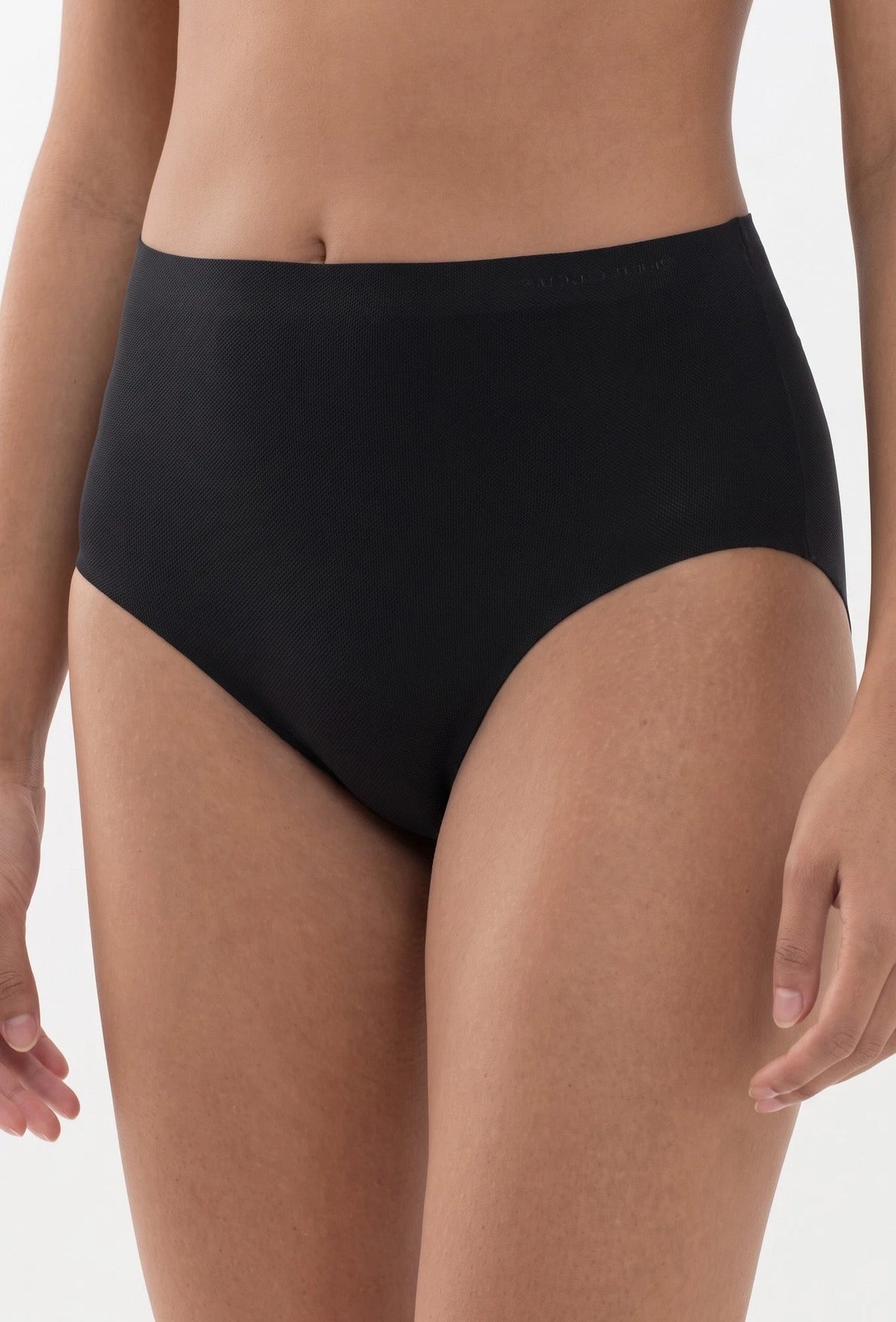 Zwart | voor | Vooraanzicht op model, zwart – Mey Natural naadloze dames taille slip - Invisible