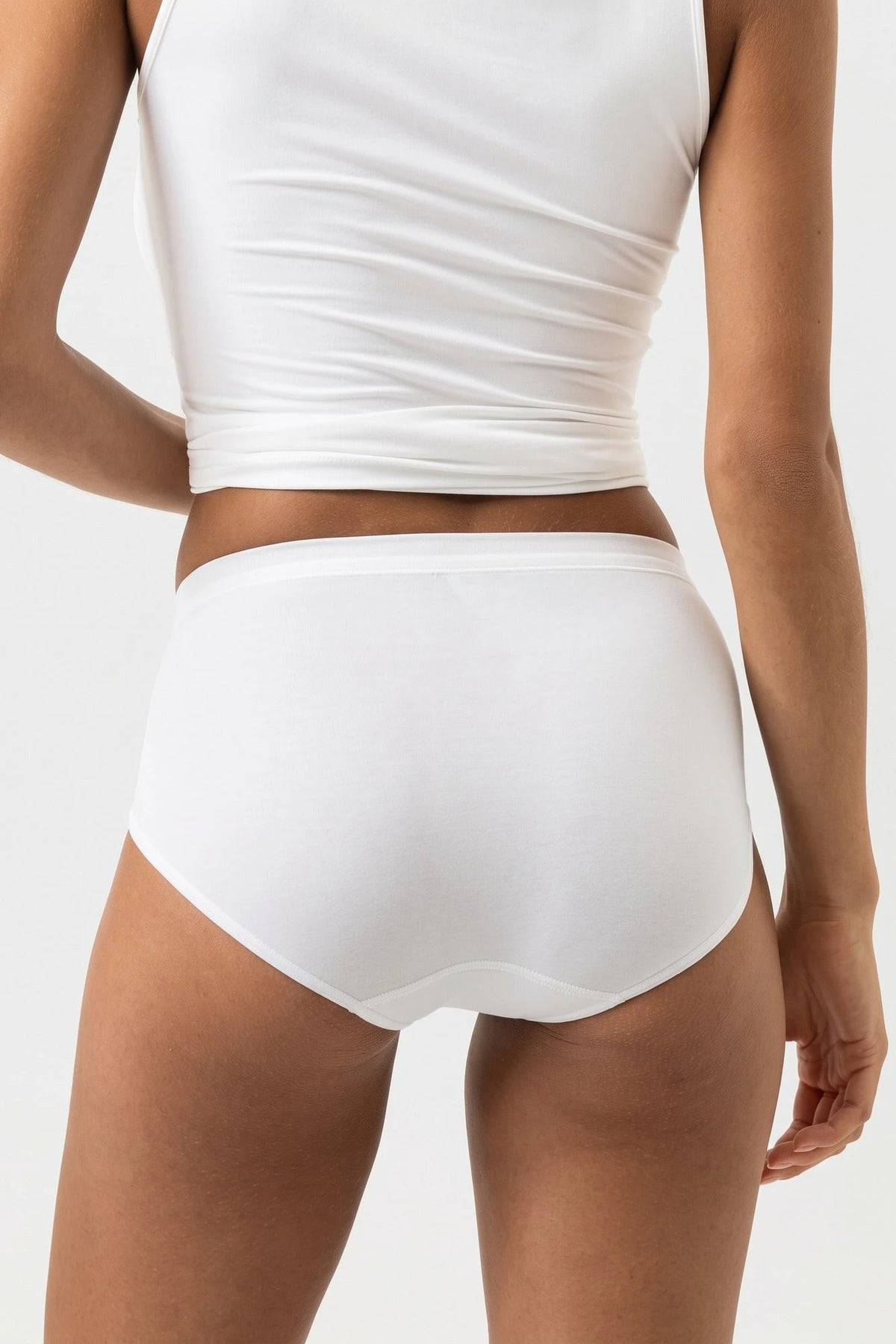 Wit | achter | Achteraanzicht op model met top, wit – Mey Emotion 3-pack dames taille slip viscose