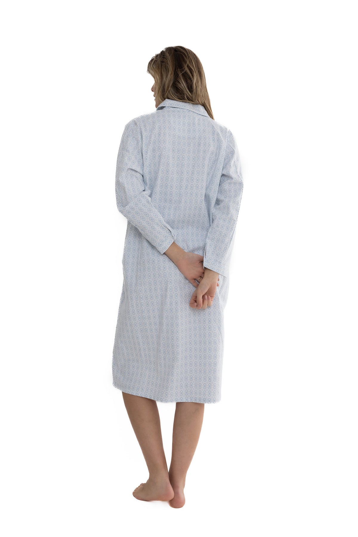Alle | achter | Achteraanzicht op model, blauw – Cocodream flanellen dames nachthemd lange mouw - Amandelbloesem