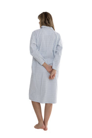 Alle | achter | Achteraanzicht op model, blauw – Cocodream flanellen dames nachthemd lange mouw - Amandelbloesem