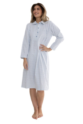 Blauw | voor | Vooraanzicht op model, blauw – Cocodream flanellen dames nachthemd lange mouw - Amandelbloesem