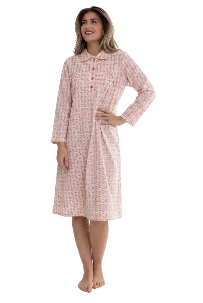 Roze | voor | Vooraanzicht op model, roze – Cocodream flanellen dames nachthemd lange mouw - Amandelbloesem