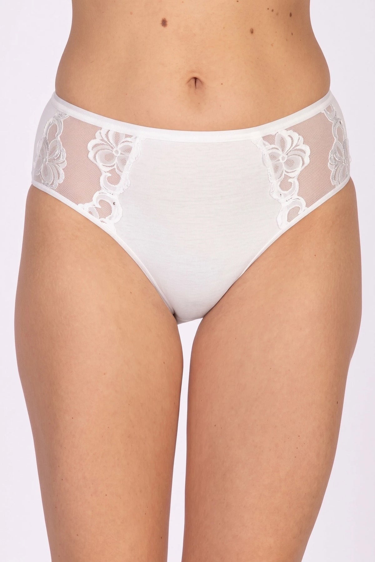 Wit | voor | Vooraanzicht op model, wit – Nina von C kanten dames heup slip - Biologisch katoen