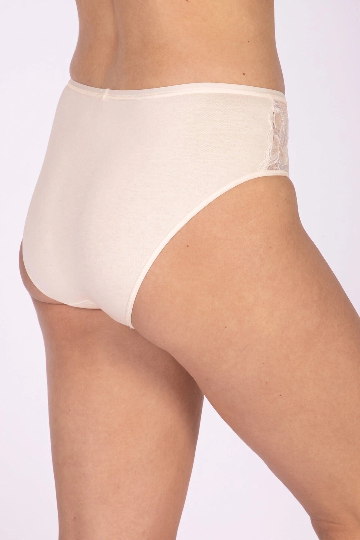 Champagne | achter | Achteraanzicht op model, champagne – Nina von C kanten dames heup slip - Biologisch katoen