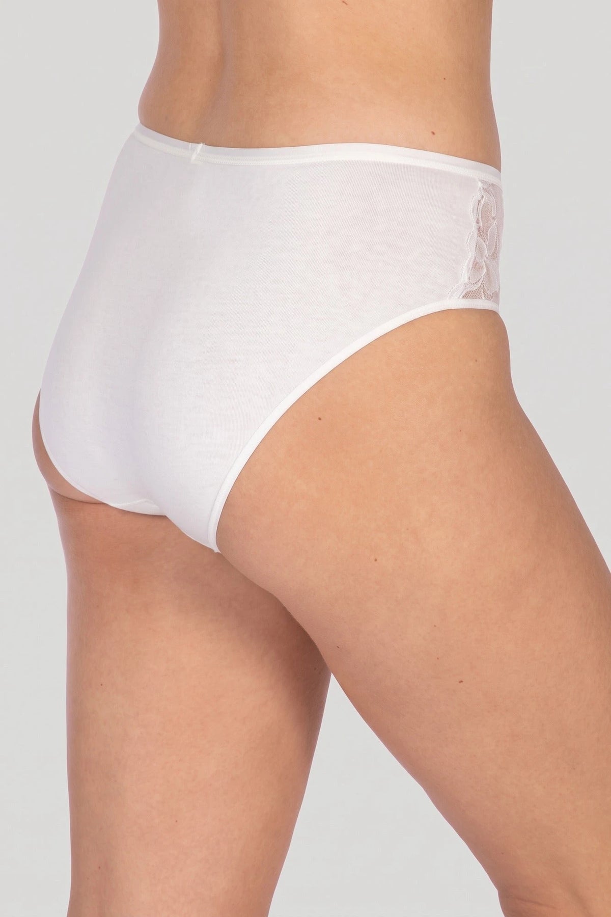 Wit | achter | Achteraanzicht op model, wit – Nina von C kanten dames heup slip - Biologisch katoen