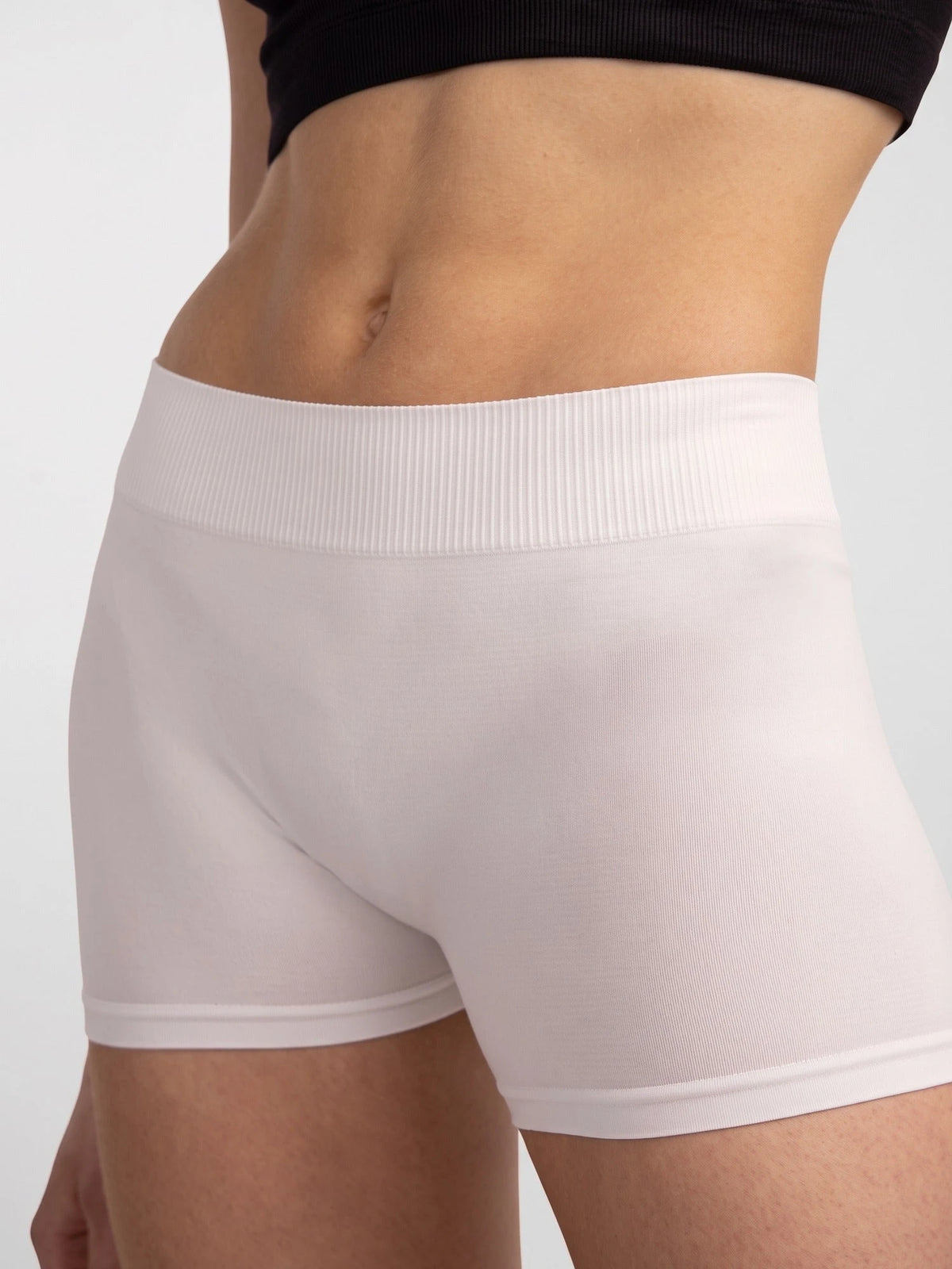Wit | voor | Vooraanzicht op model, wit – Pieces dames short naadloos - London - Broekje onder jurk