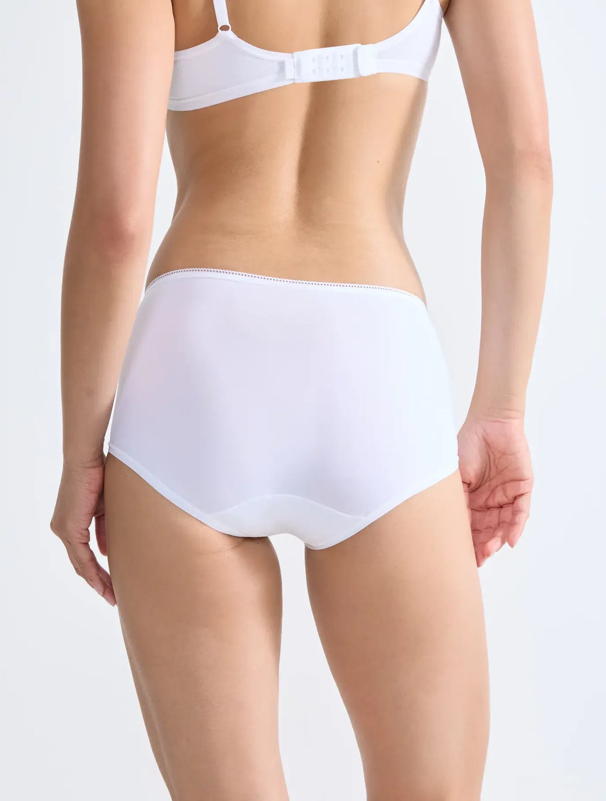 Wit | achter | Achteraanzicht op model, wit – Sloggi 3-pack dames midi heupslips microfiber - 24/7