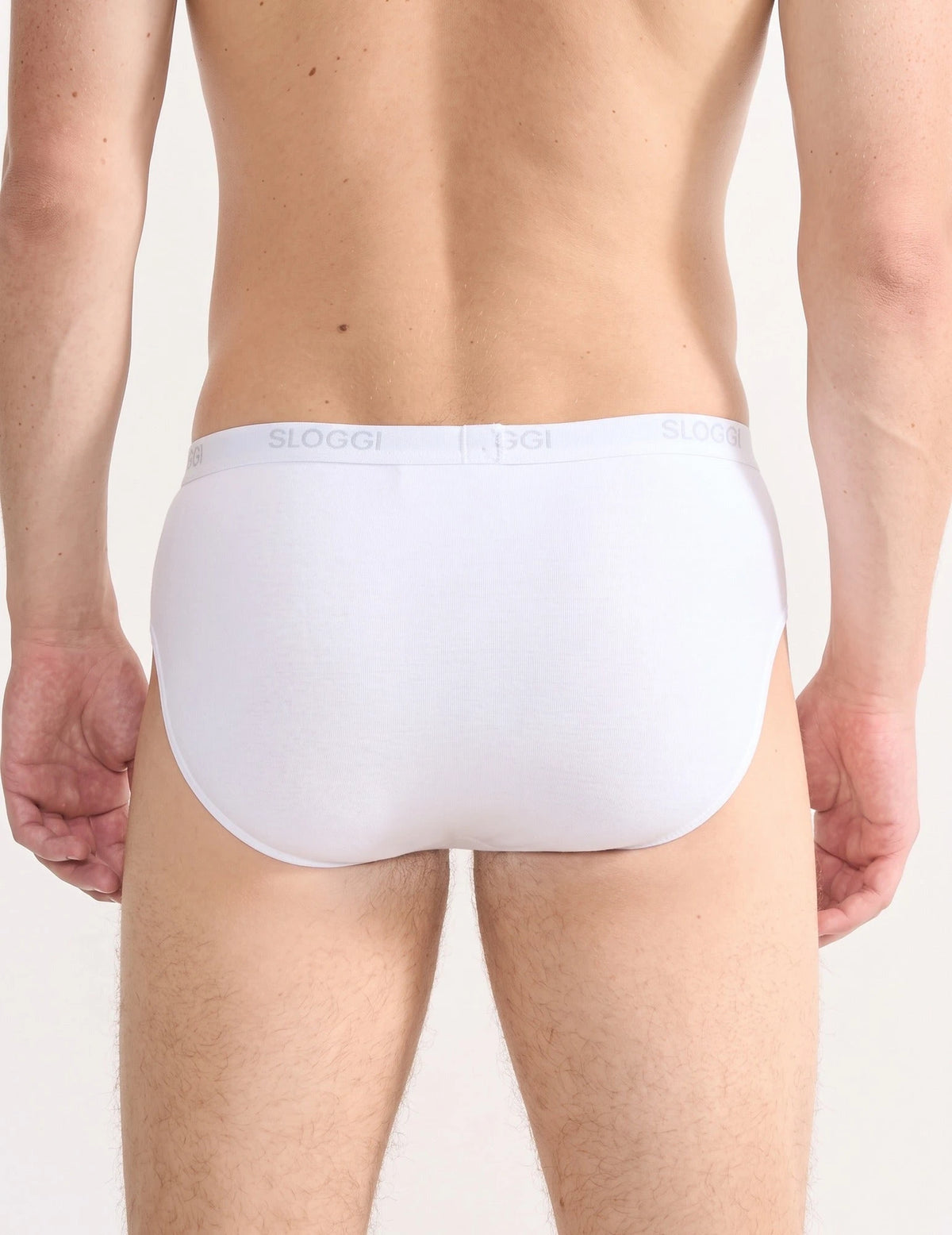 Wit | achter | Achteraanzicht op model, wit – Sloggi 6-pak Basic Midi heren slips