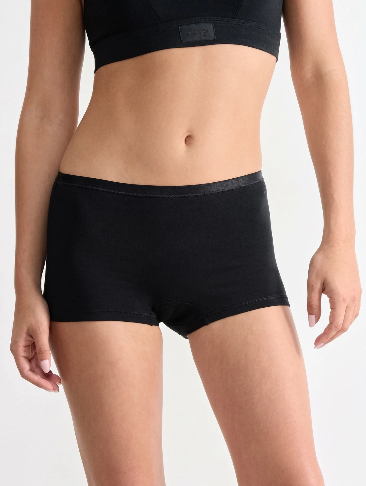 Zwart | voor | Vooraanzicht op model met top, zwart – Sloggi 3-pack dames Go shorts - Daily biologisch katoenen boxershorts