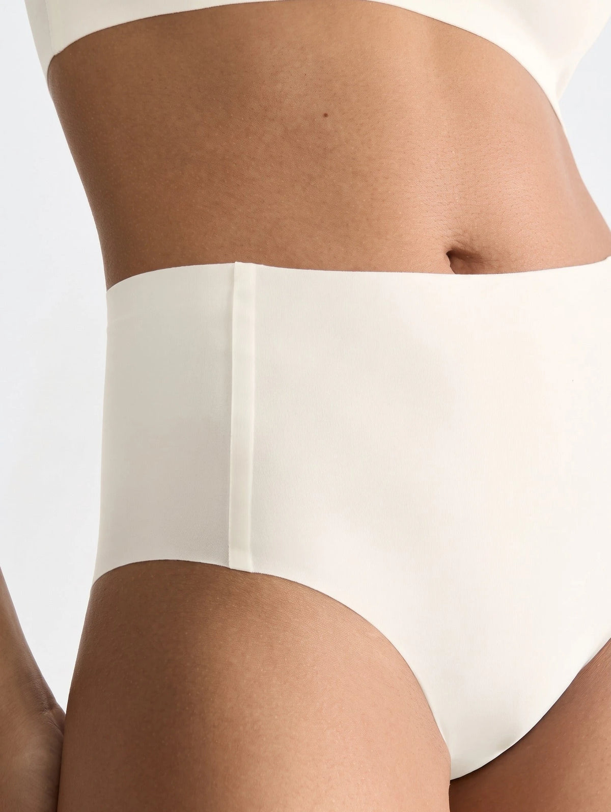 Creme | detail | Close-up van de naadloze rand, creme – Sloggi Zero Feel taille slip dames 2.0 - High waist