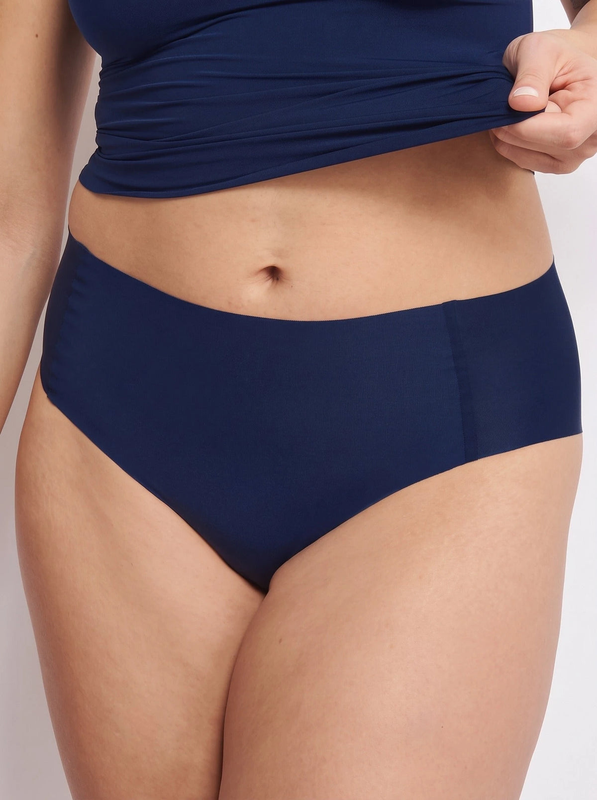 Donkerblauw | voor | Vooraanzicht op model met top, donkerblauw – Sloggi Zero Feel taille slip dames 2.0 - High waist