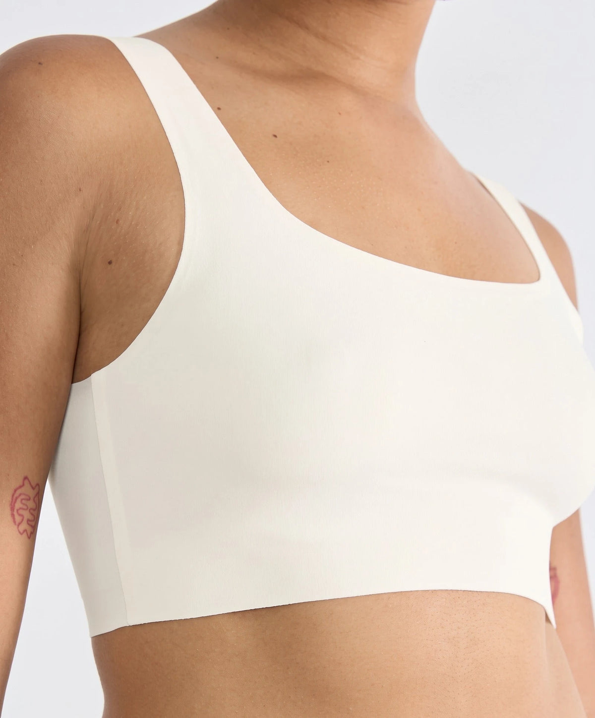 Wit | voor | Vooraanzicht op model met gezicht, wit – Sloggi Zero Feel Top 2.0 - naadloze Bh