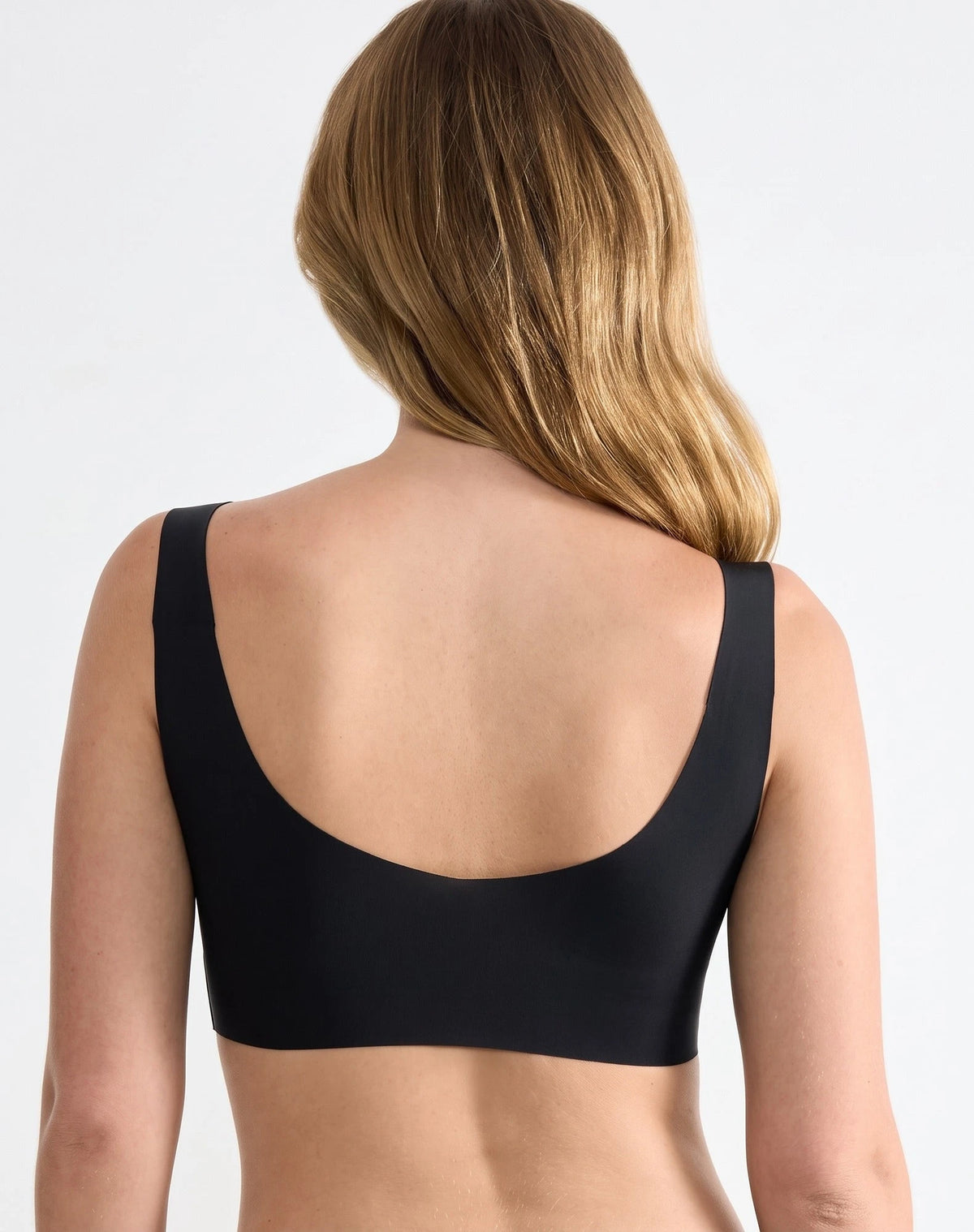 Wit | voor | Vooraanzicht op model, close-up, wit – Sloggi Zero Feel Top 2.0 - naadloze Bh