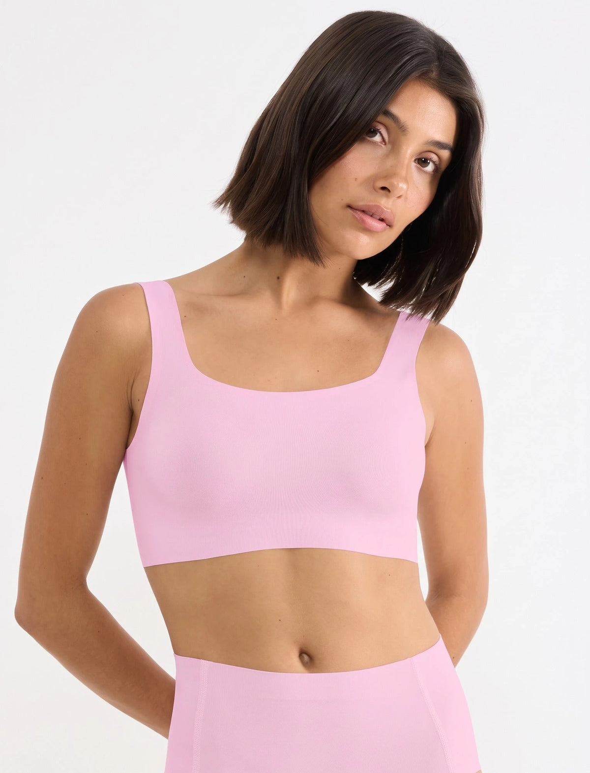 Licht roze | voor | Vooraanzicht op model met gezicht, licht roze – Sloggi Zero Feel Top 2.0 - naadloze Bh