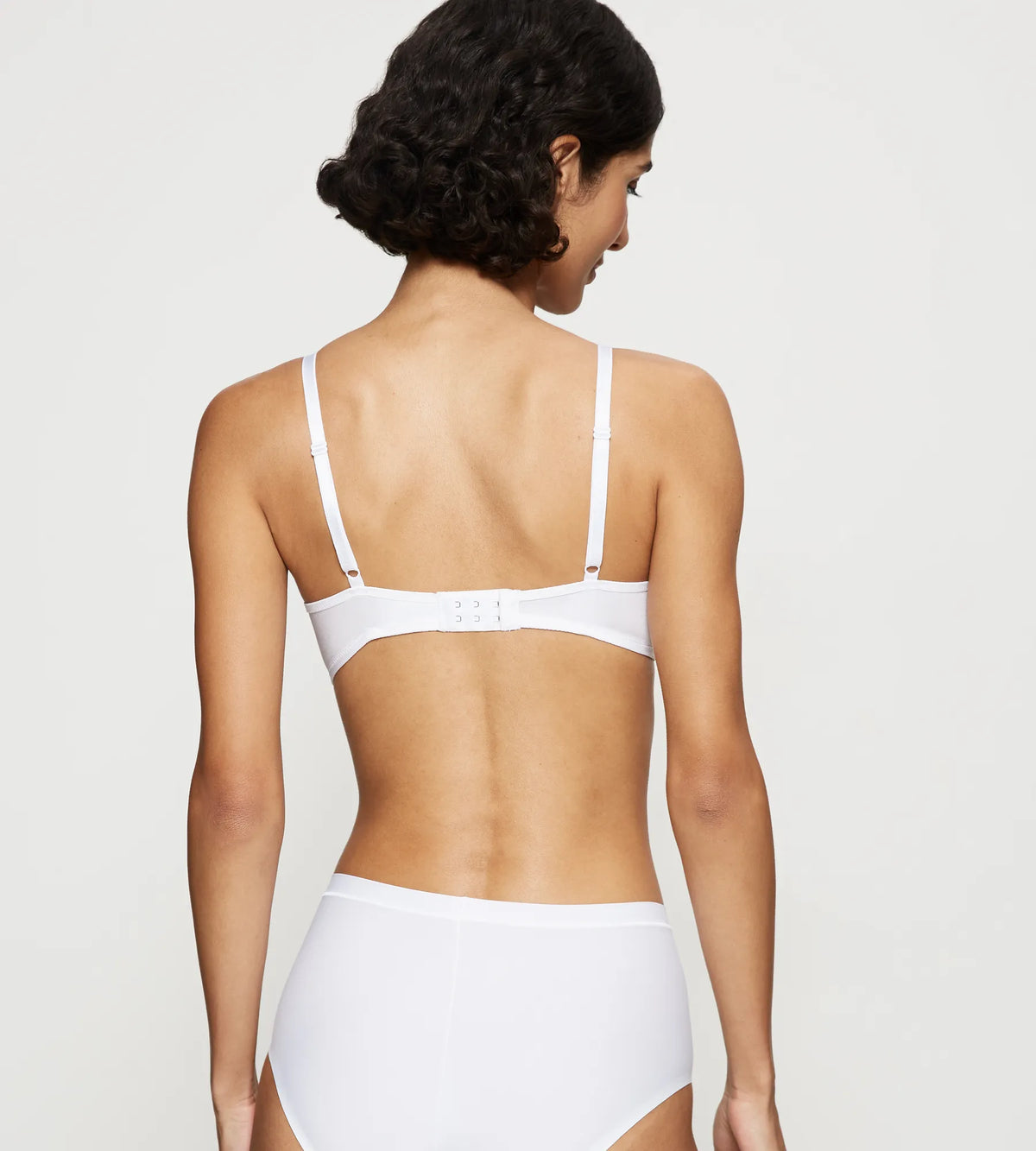 Wit | achter | Achteraanzicht op model, wit – TRIUMPH BH Soft Sensation - Met vulling zonder beugel
