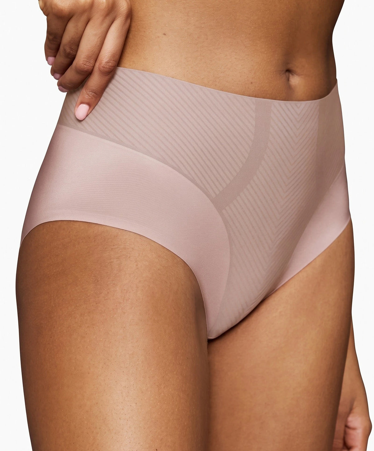 Chocolate | voor | Vooraanzicht op model, close-up, chocolate – Triumph Corrigerend Maxi Body Make-up Illusion - Curve