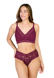Cherry Burgundy | sfeer | Op model, tweede vooraanzicht, cherry burgundy – Ten Cate kanten bralette dames - Soft Lace