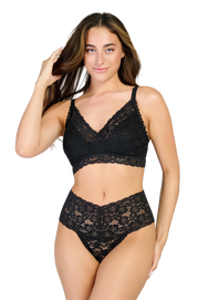Zwart | sfeer | Op model met de hand in het haar, zwart – Ten Cate kanten bralette dames - Soft Lace