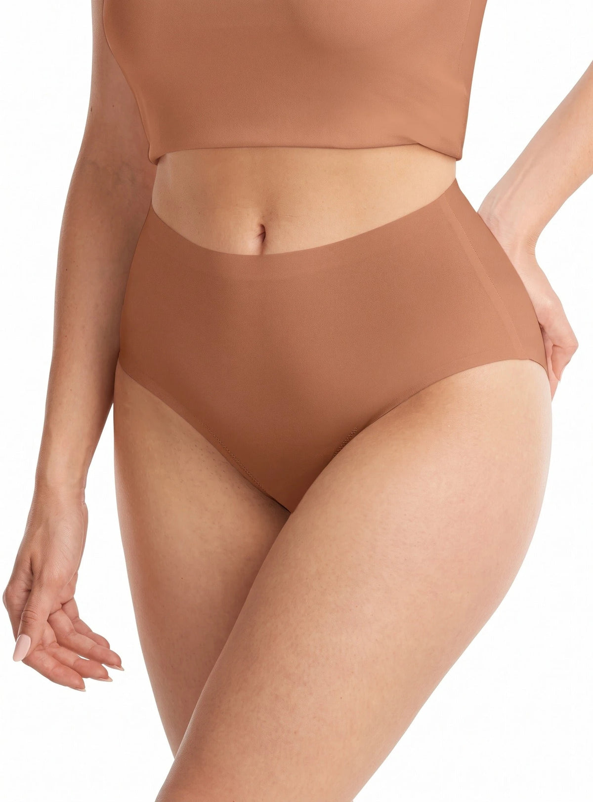 Hazelnut | voor | Vooraanzicht op model, hazelnut – Ten Cate Secrets High Leg slip - Invisible